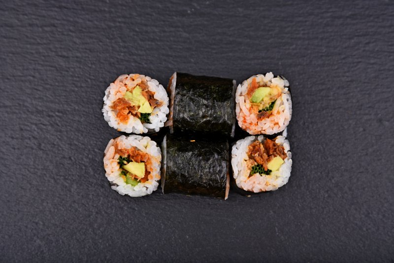 Crunchy salmon maki with avocado, chili mustard and chives