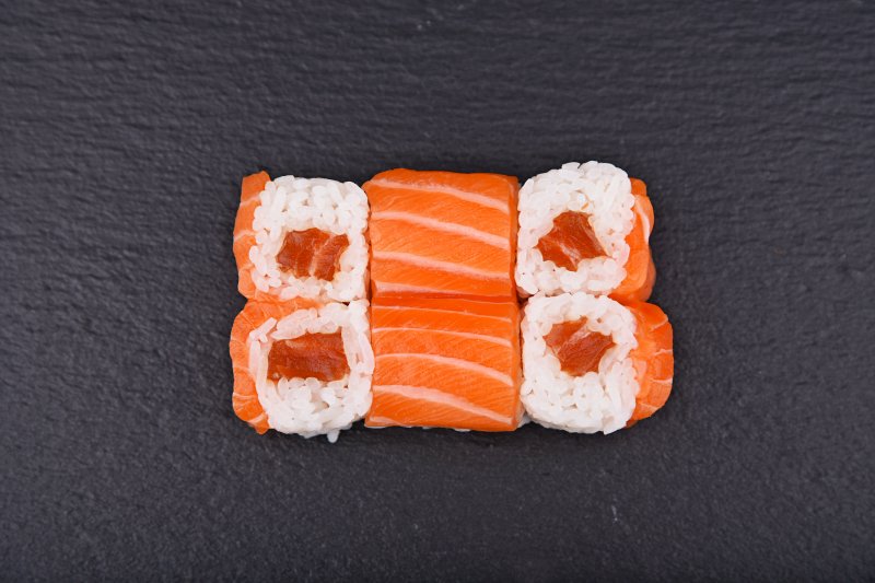 Salmon maki marinated in hot sauce rolled up with salmon