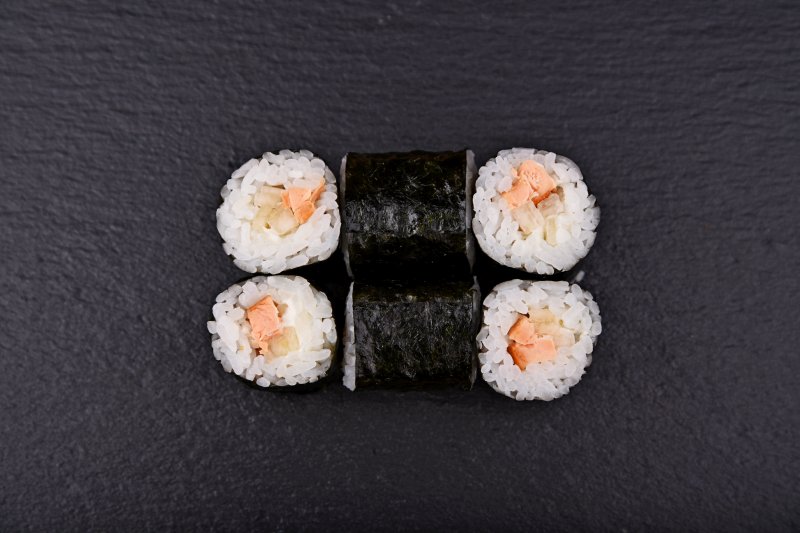 Grilled salmon maki with cream cheese and pear