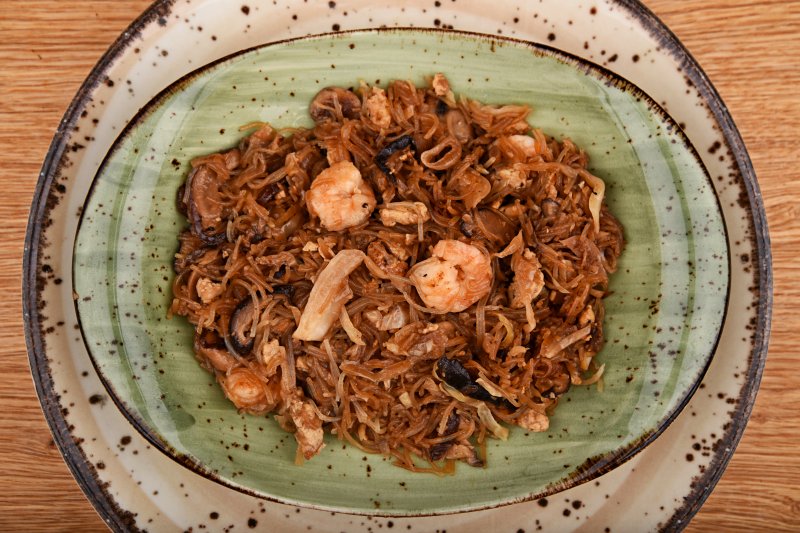 Singapore fried rice noodles with shrimps