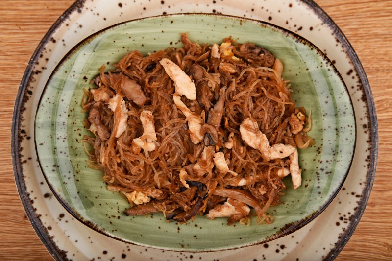Singapore fried rice noodles with chicken