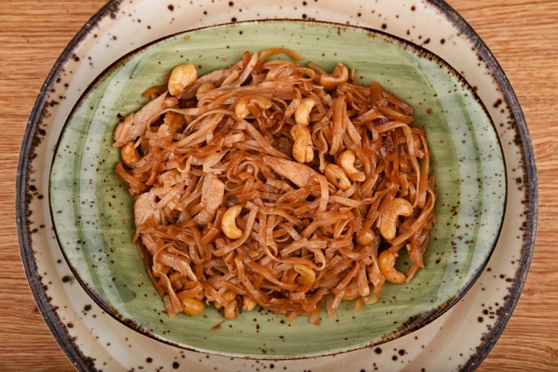 Fried rice noodles with chicken and cashew
