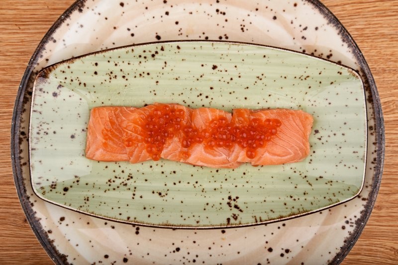 Salmon sashimi with salmon roe