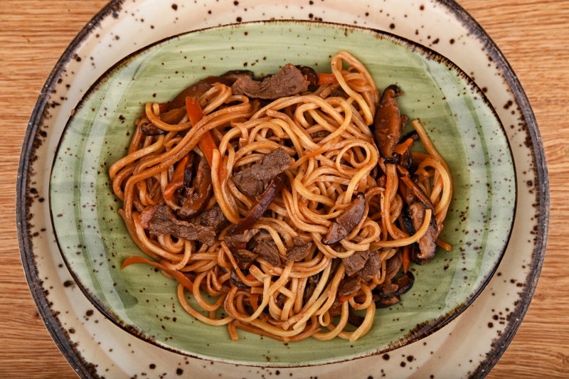 Calorie-free no carb noodles with beef and vegetables