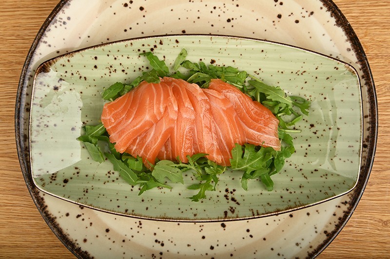 Salmon sashimi with rukkola