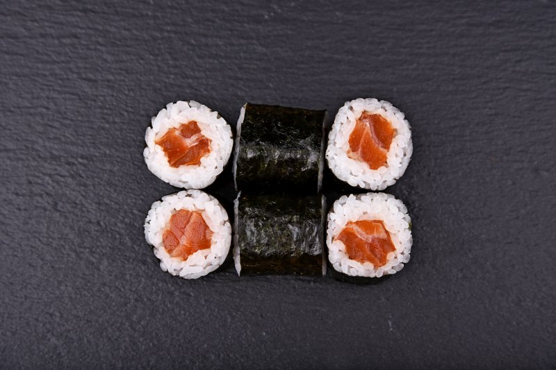 Hot marinated salmon maki