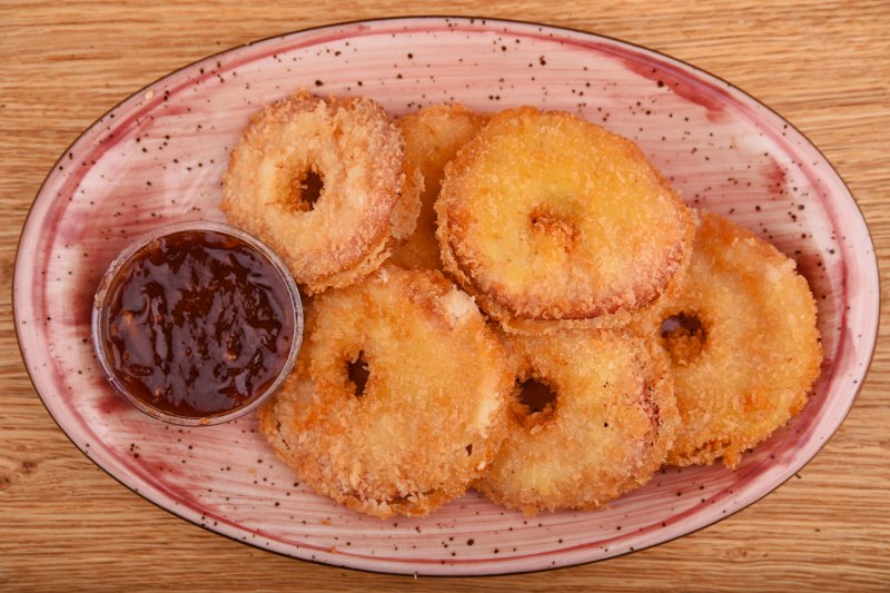 Battered apple rounds with cinnamon and chili sauce